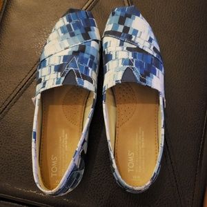 NWOT TOMS blue paintbrush pattern shoes 8